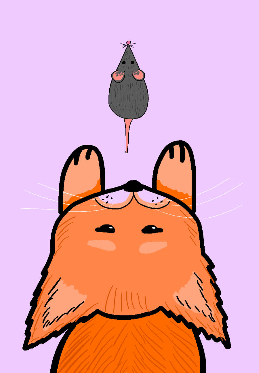 Flauschige orange Katze schaut zu einer kleinen grauen Maus über ihrem Kopf hinauf.