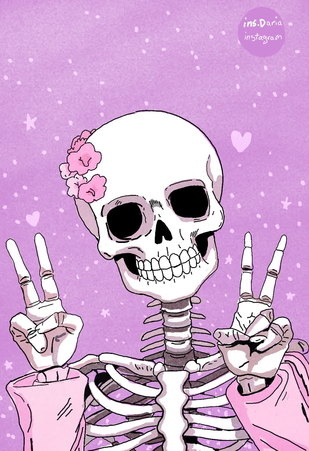 Una calavera sonriente con flores rosas en el pelo hace dos señales de paz sobre un fondo lila con estrellas.