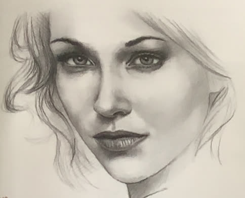 Retrato a lápiz de una mujer con cabello ondulado mirando de frente, con el rostro suavemente sombreado.