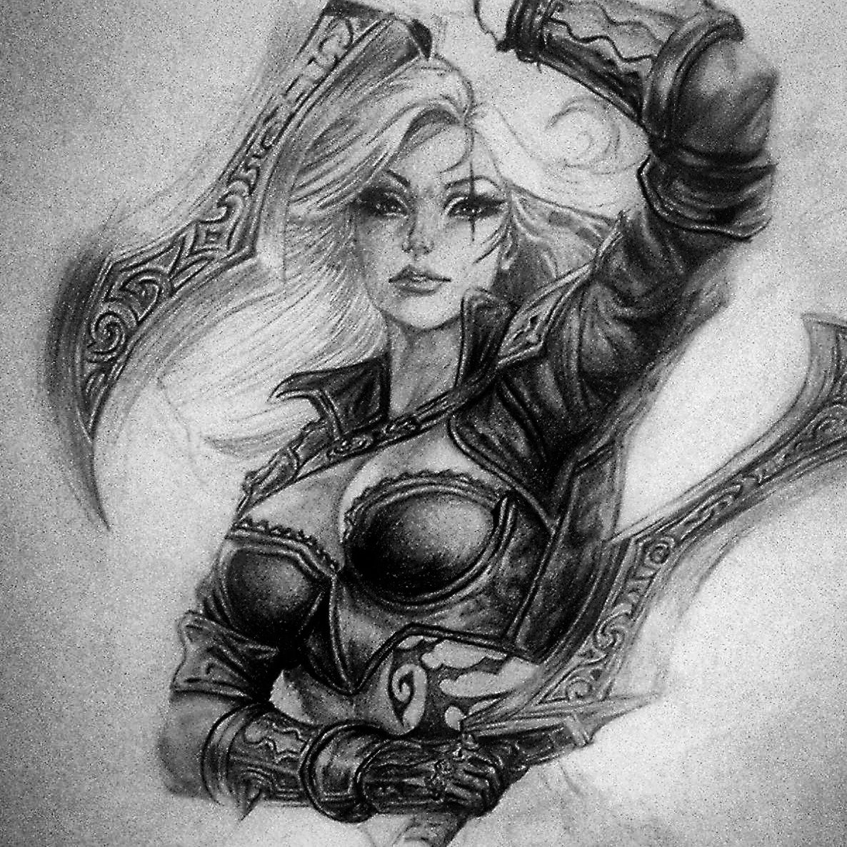 Dibujo a lápiz de una mujer de pelo blanco con armadura oscura y ornamentada, levantando un brazo, con una gran hoja curva detrás.