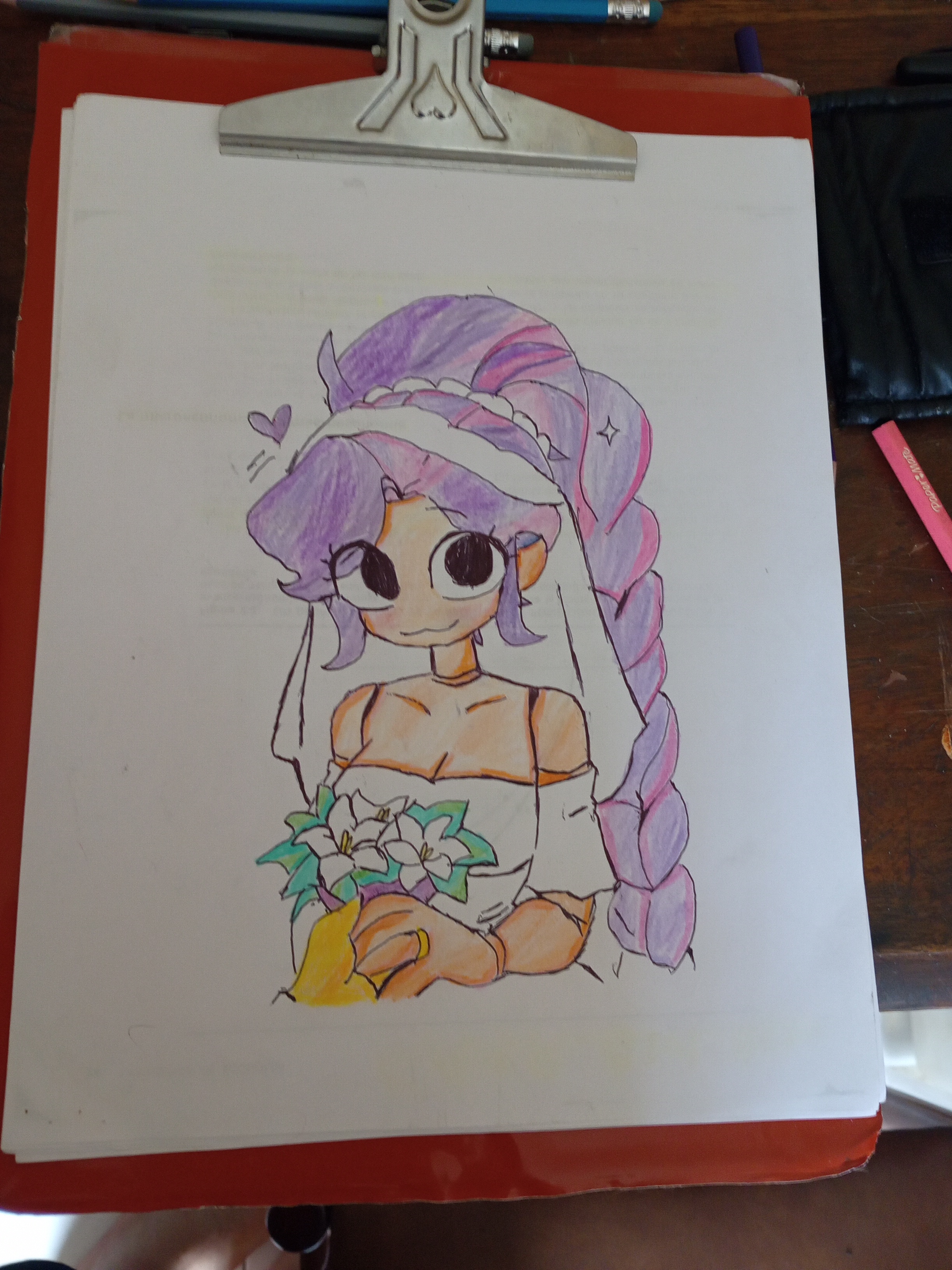 Großäugige Anime-Braut mit langem lila Zopf und Schleier, hält weiße Lilien.