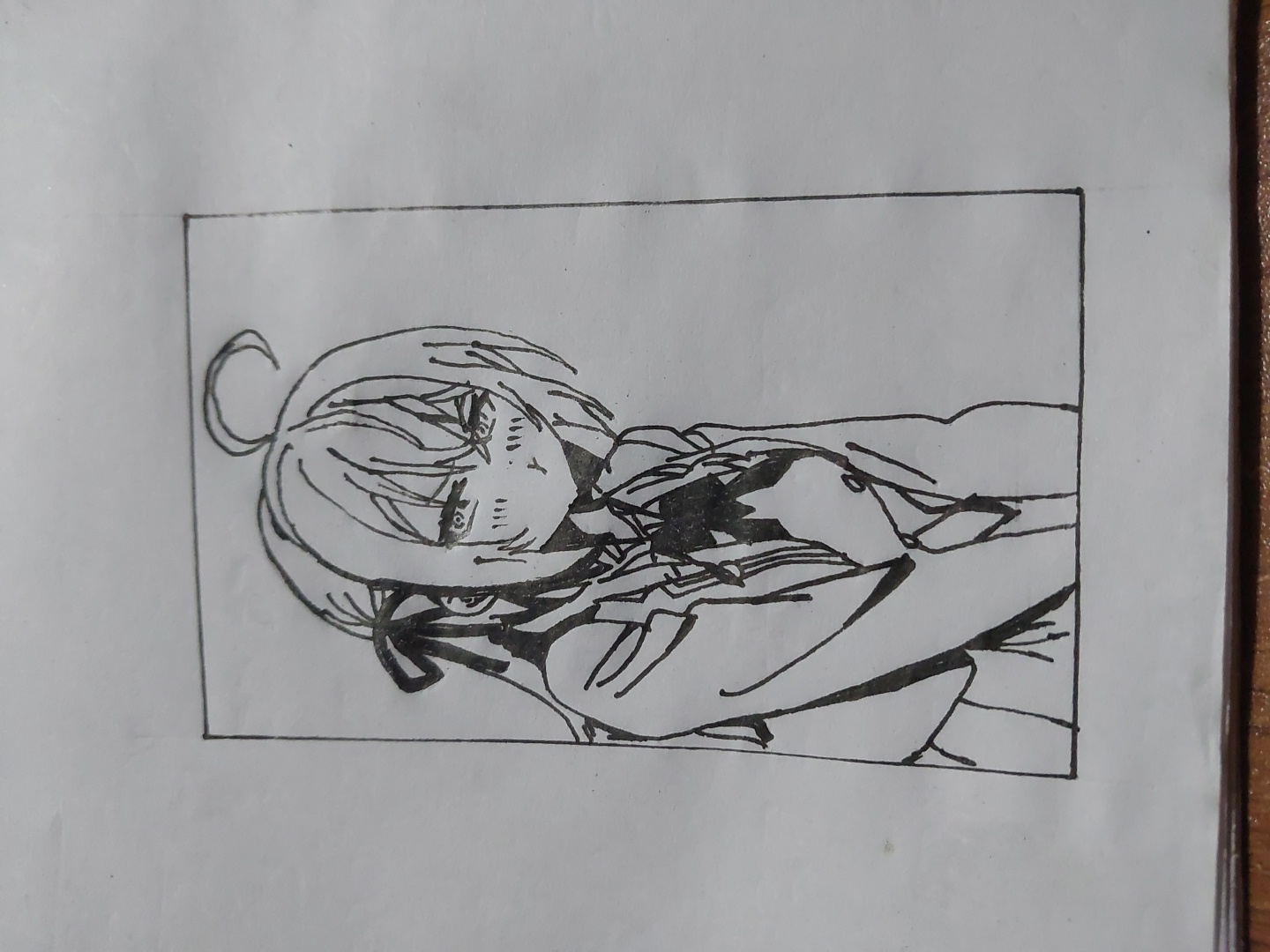 Kıvrık ahoge ve siyah saç fiyonklu, üniformalı anime kız yana bakıyor, mürekkep çizim.