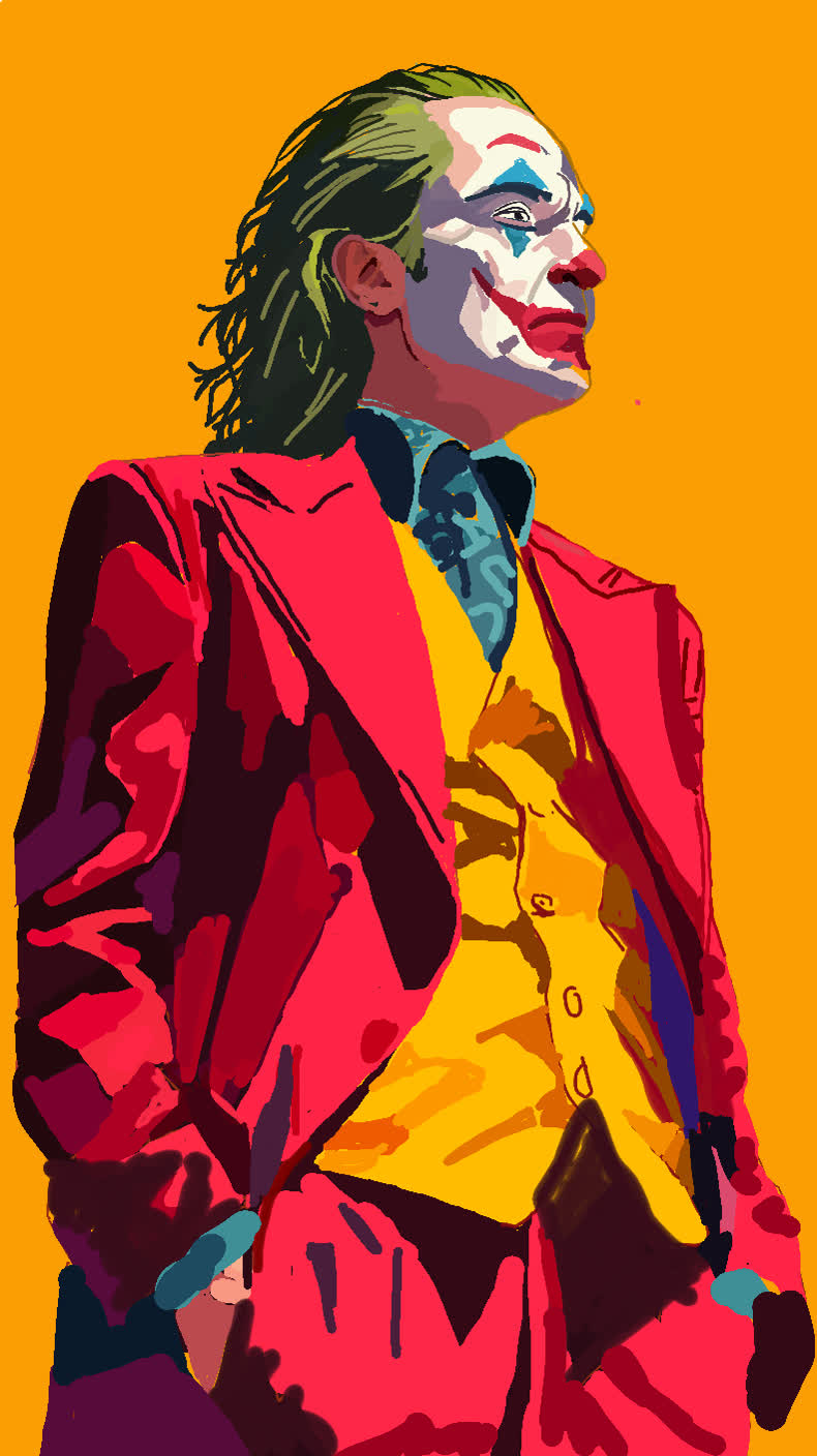 Joker mit nach hinten gekämmtem grünem Haar, weißer Schminke und roten Lippen, im roten Anzug und gelber Weste vor Orange.
