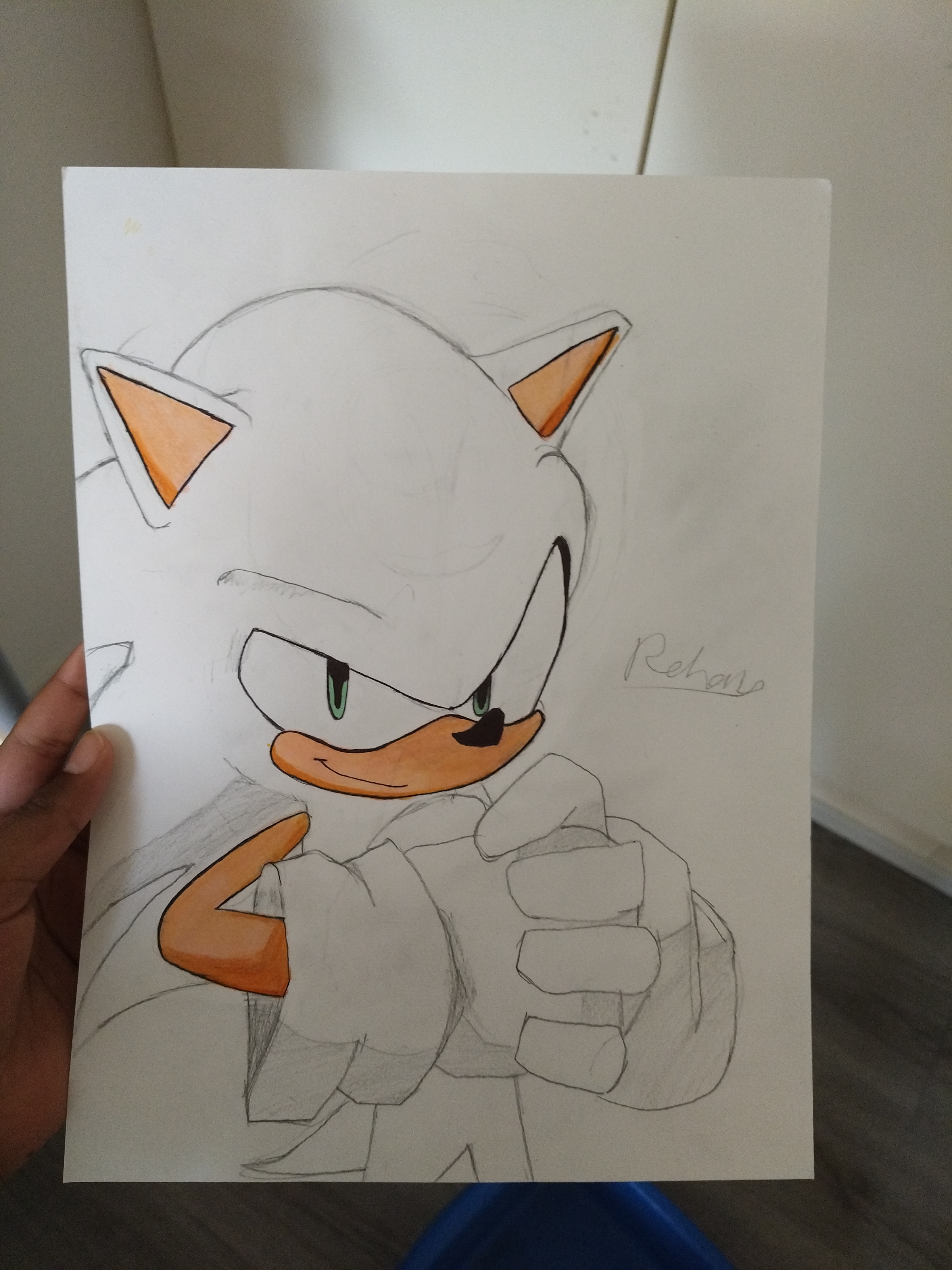 Sonic the Hedgehog mit weißem Körper, orangefarbenen Ohren und Schnauze, grünen Augen und geballten Fäusten nach vorn.
